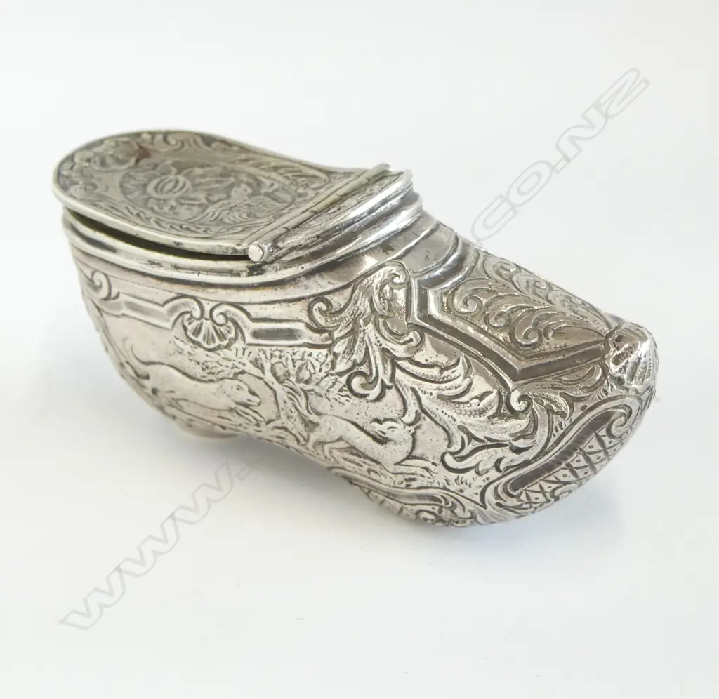 A heavy Dutch .800 silver clog shaped vinaigrette, Image 1++