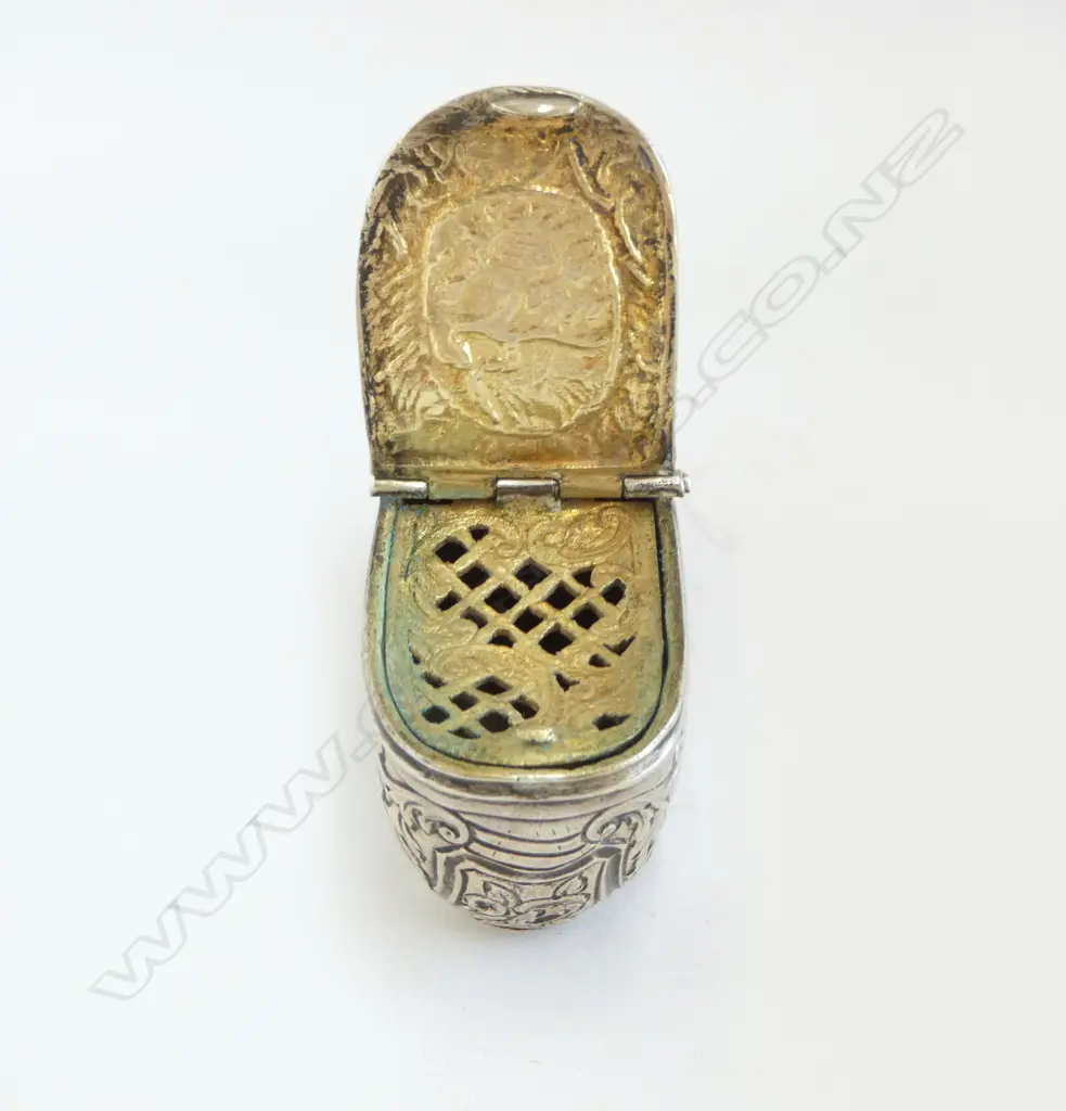 A heavy Dutch .800 silver clog shaped vinaigrette, Image 1++