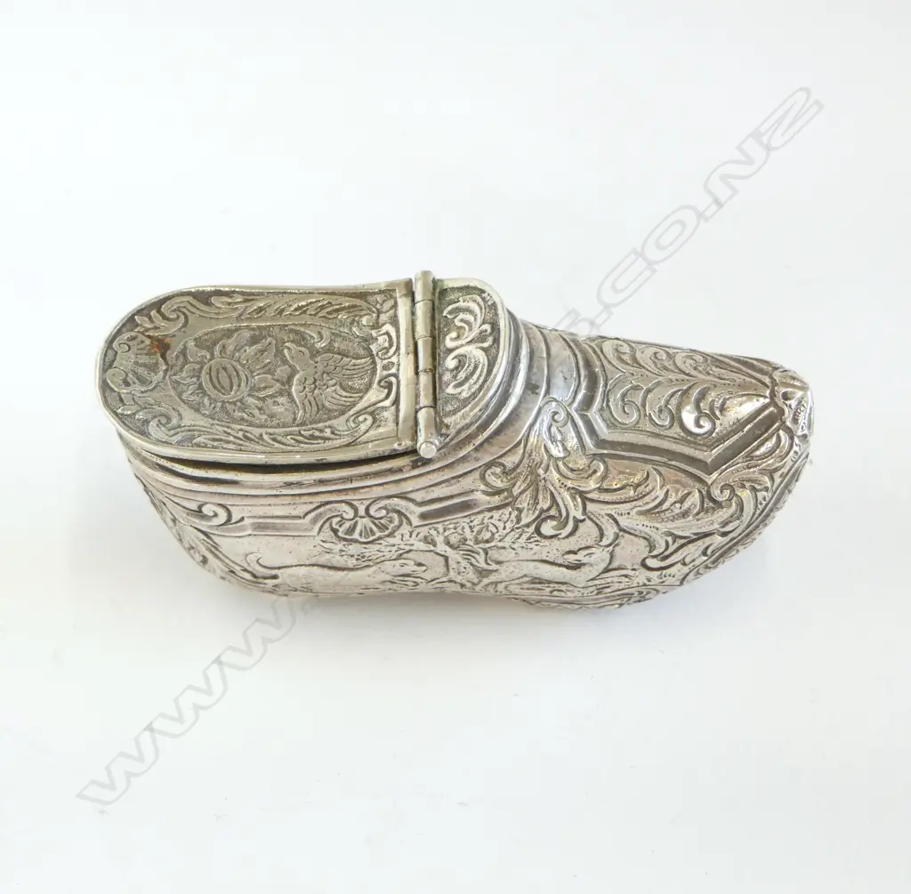 A heavy Dutch .800 silver clog shaped vinaigrette, Image 1++