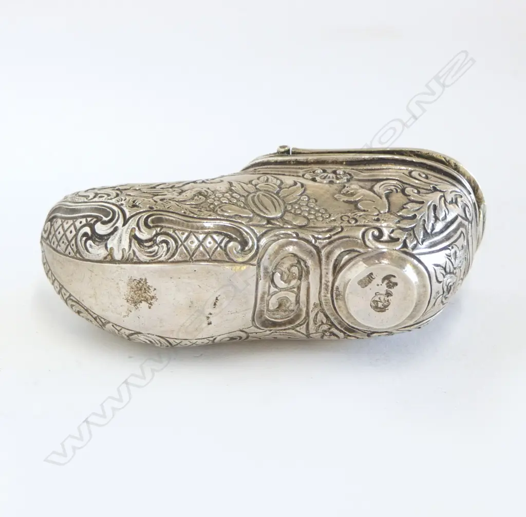 A heavy Dutch .800 silver clog shaped vinaigrette, Image 1++