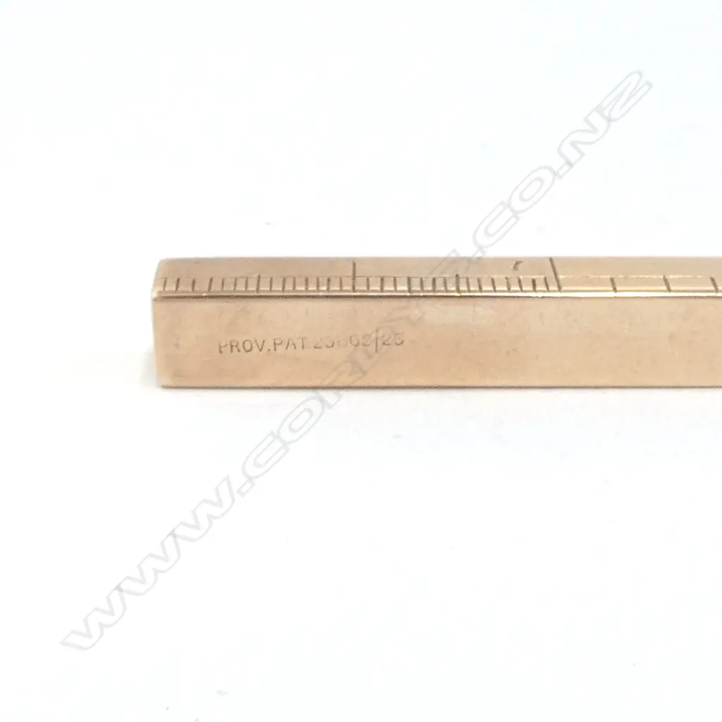 A 9ct gold cased telescoping propelling pencil with engraved ruler scales, Image 1++