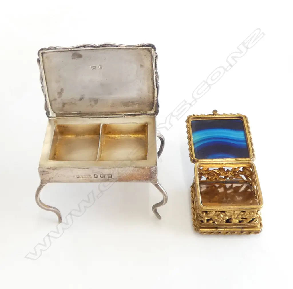 A silver and enamel miniature table stamp case, Image 1++