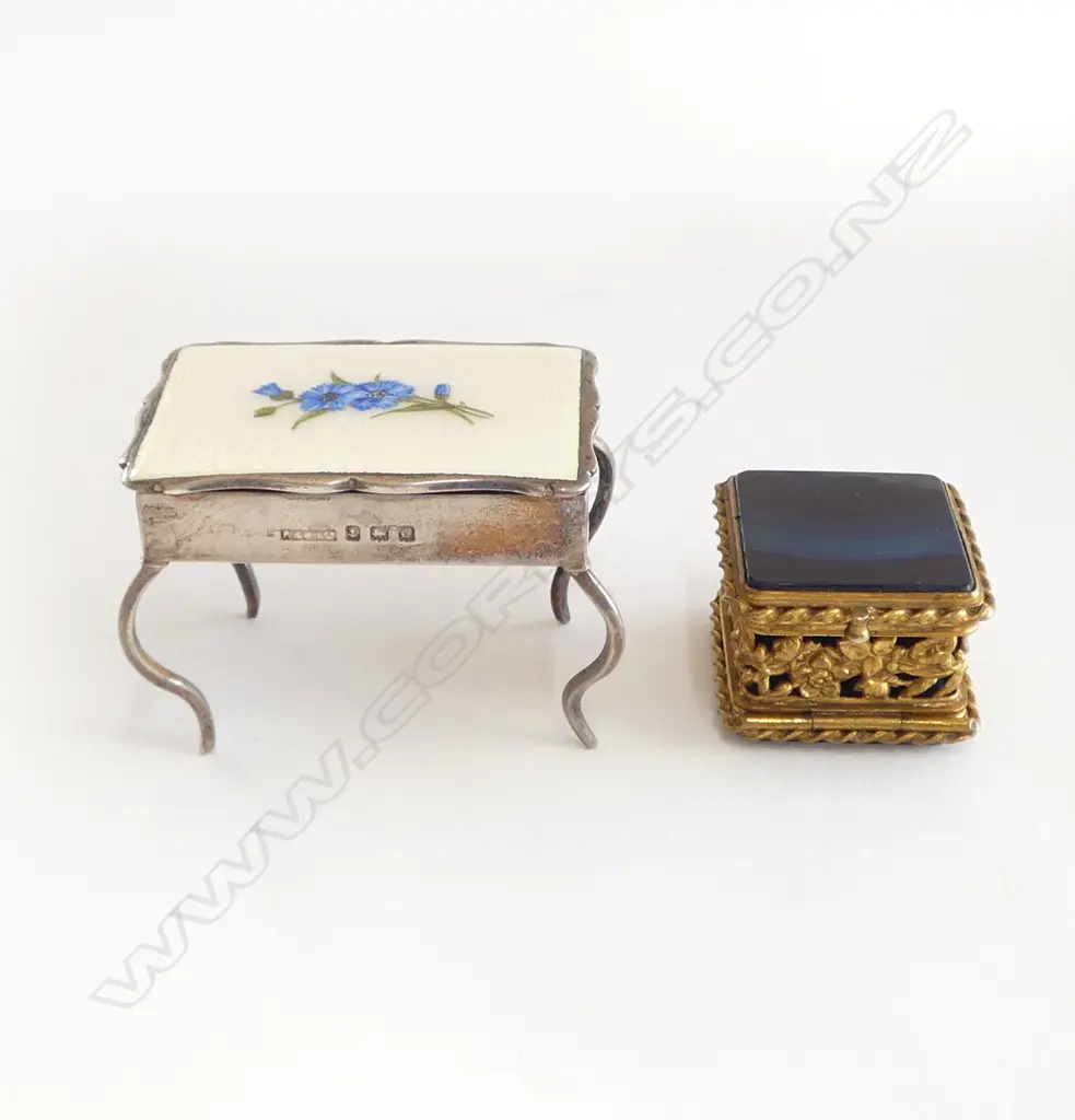 A silver and enamel miniature table stamp case, Image 1++