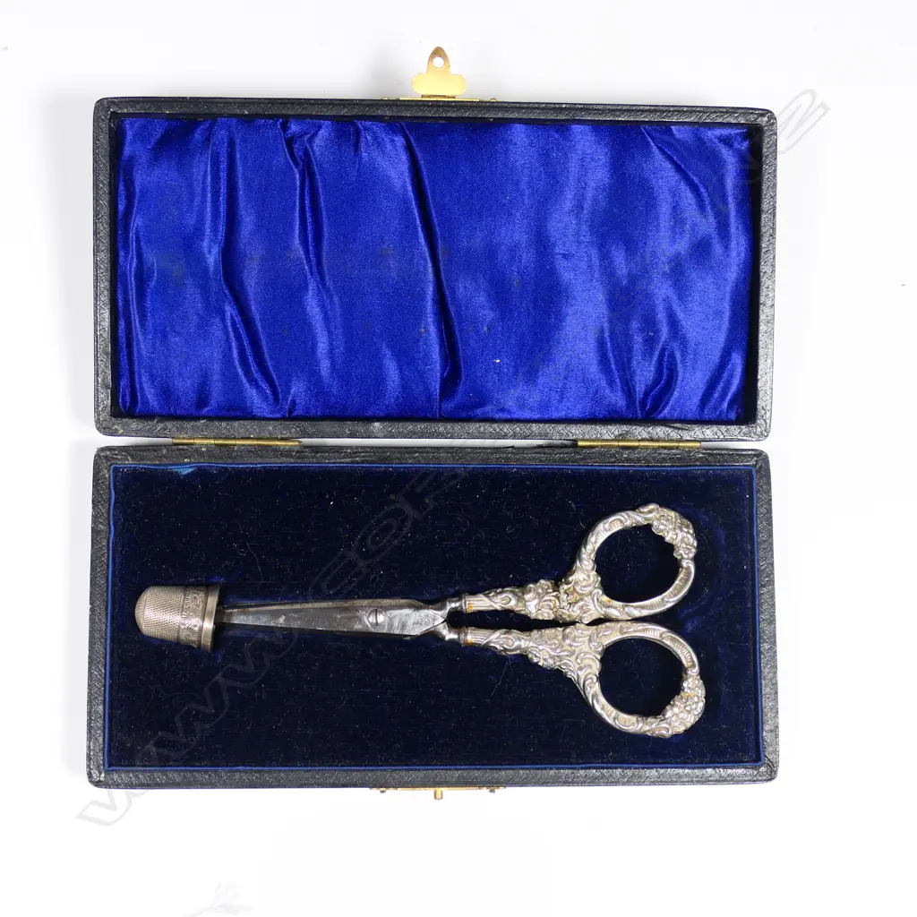 A cased pair of sterling silver scissors and thimble, Birmingham 1906, Image 1++