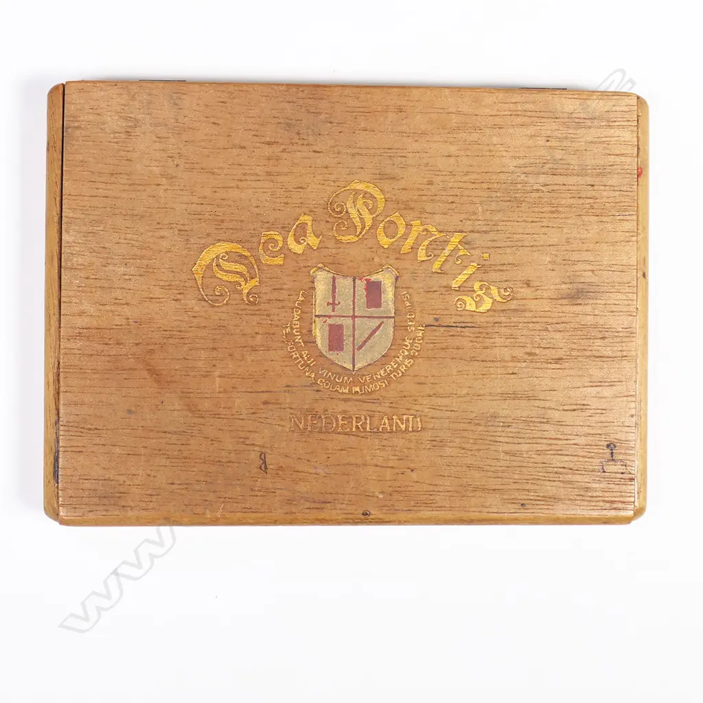 A box of seven sewing scissors and two pair of steel thread snips Image 1++