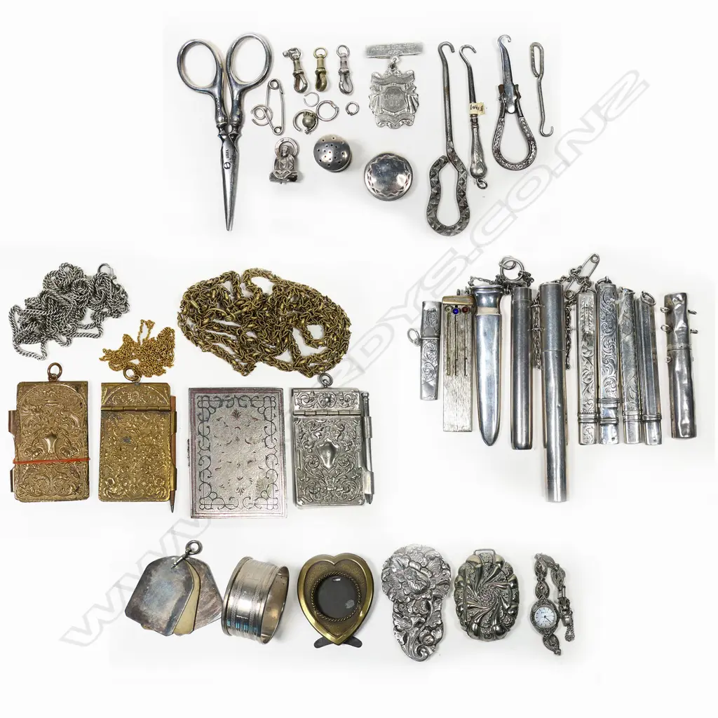 A large selection of chatelaine objects; notebooks, chains, scabbards, pencil holders, etc. Silver and other materials. Image 1++