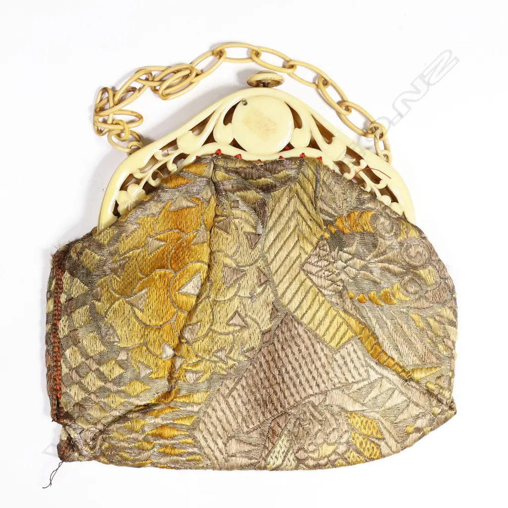 A French Art Deco period handbag with pierced ivorine plastic frame, Image 1++