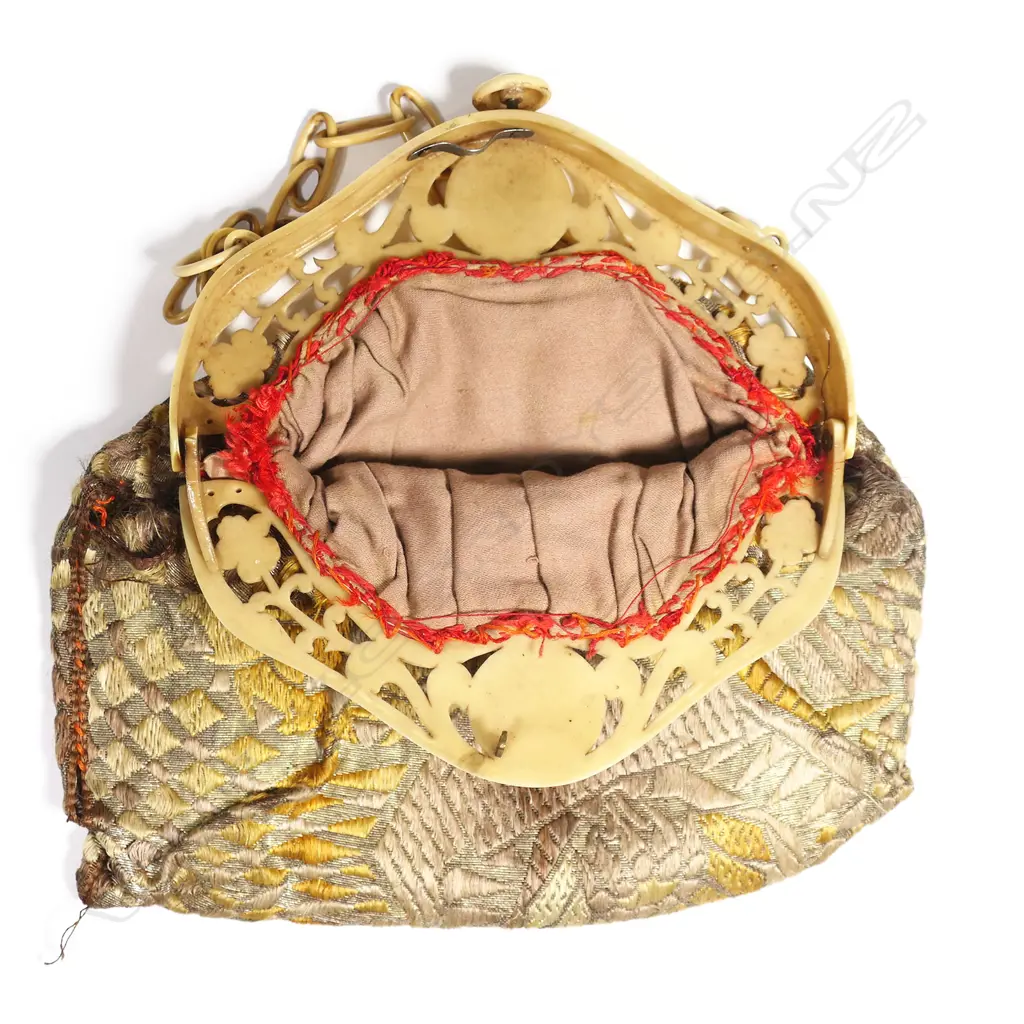 A French Art Deco period handbag with pierced ivorine plastic frame, Image 1++