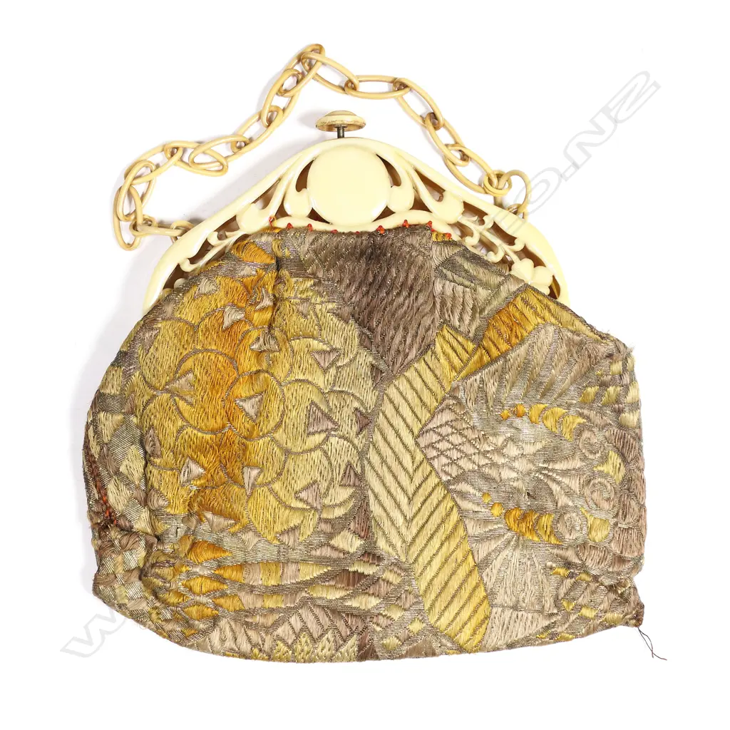 A French Art Deco period handbag with pierced ivorine plastic frame, Image 1++