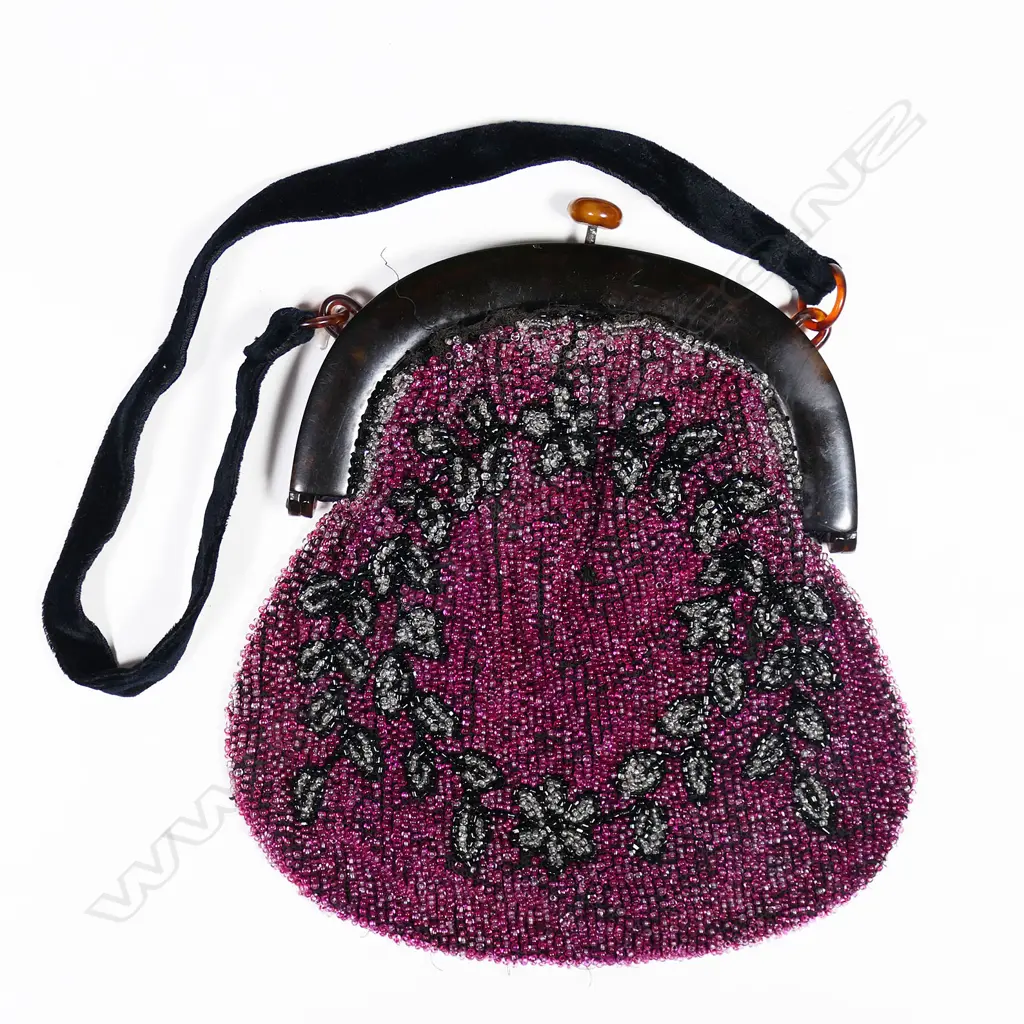 A French Art Deco period beaded handbag with tortoiseshell plastic frame, Image 1++