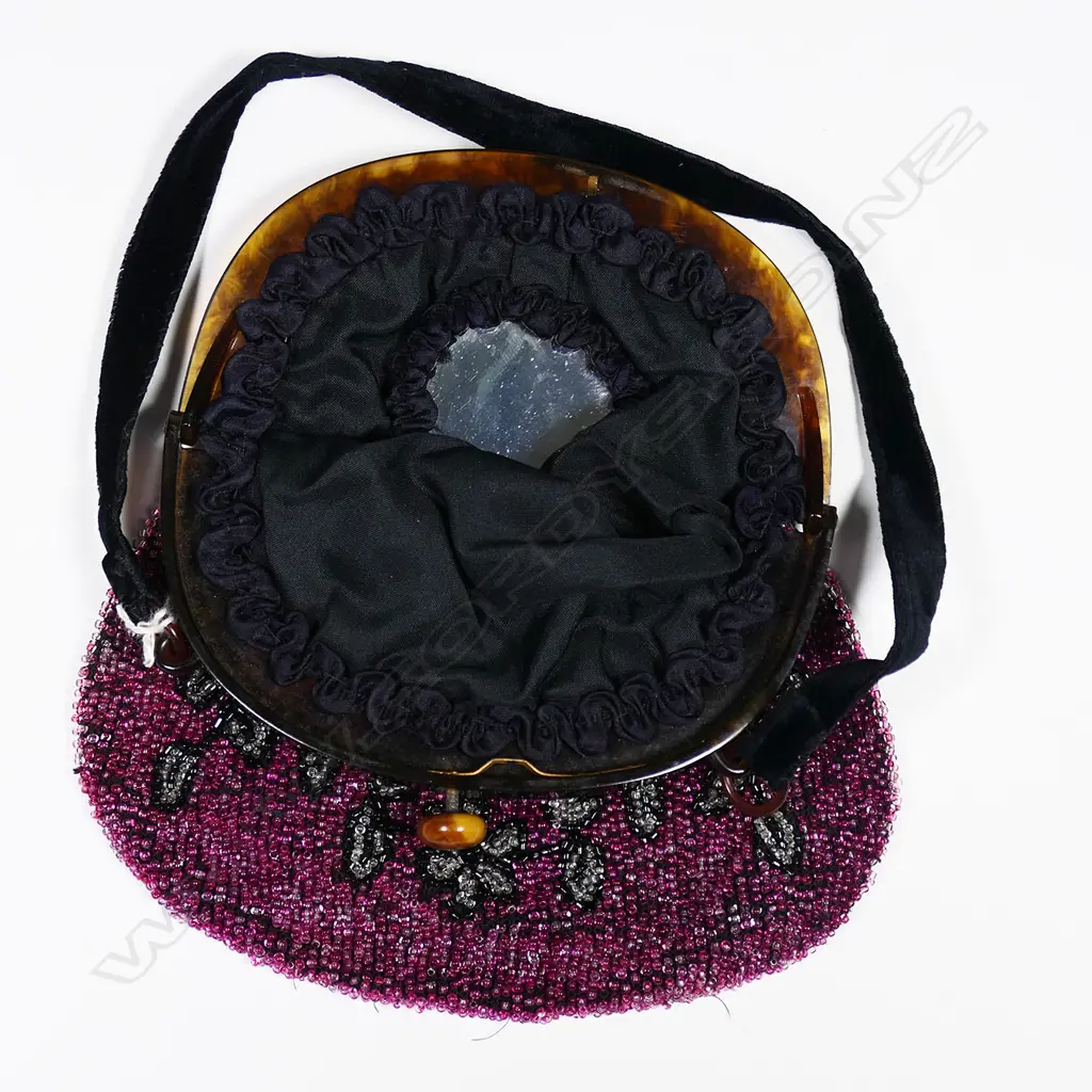 A French Art Deco period beaded handbag with tortoiseshell plastic frame, Image 1++