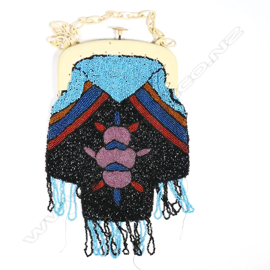 A French Art Deco period beaded handbag with ivorine plastic frame, Image 1++