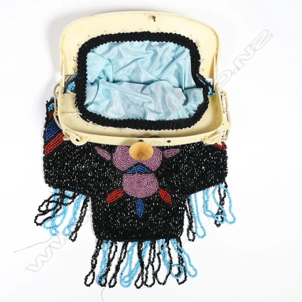 A French Art Deco period beaded handbag with ivorine plastic frame, Image 1++