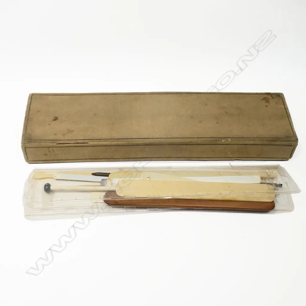 A fold-out box set of needlework implements and a collection of netting gauges and needle. Image 1++