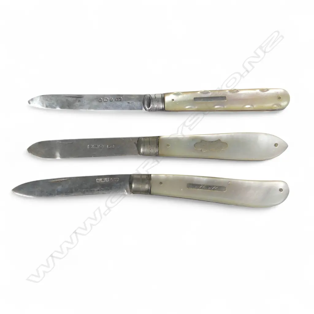 Three mother of pearl handled, folding sterling silver bladed fruit knives, various dates and makers. Image 1++