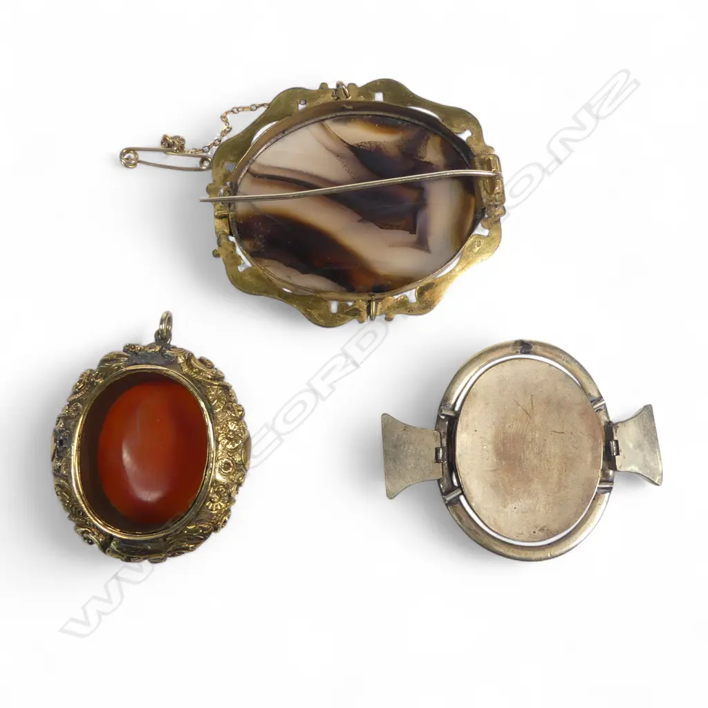 Three items of Victorian pinchbeck jewellery, Image 1++