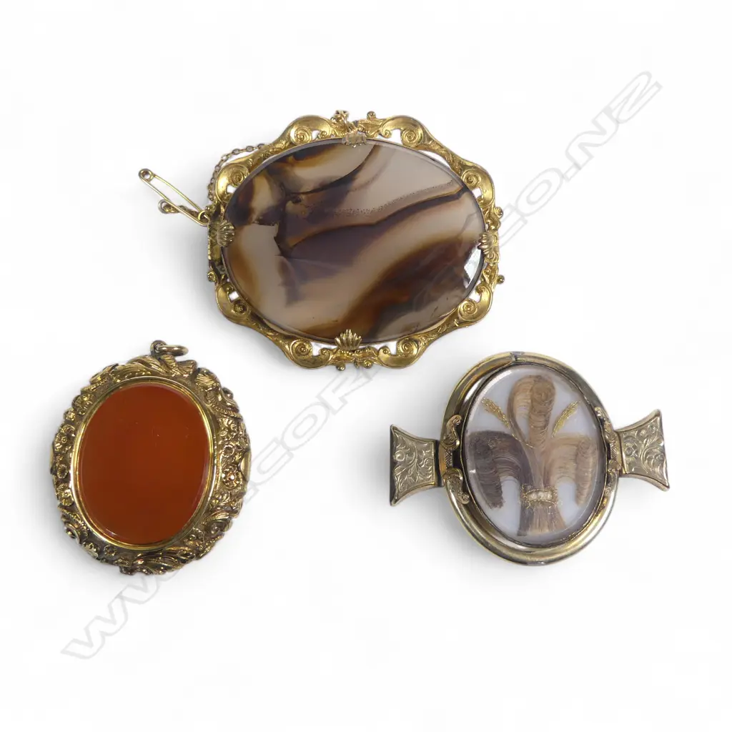 Three items of Victorian pinchbeck jewellery, Image 1++