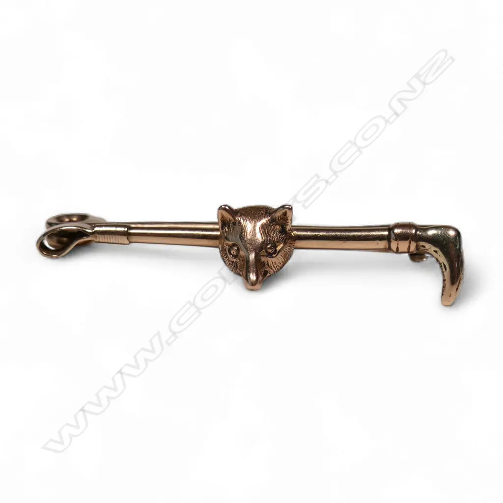 An early 20thC 9ct gold fox head and riding crop pin-bar brooch. 3.9gms Image 1++