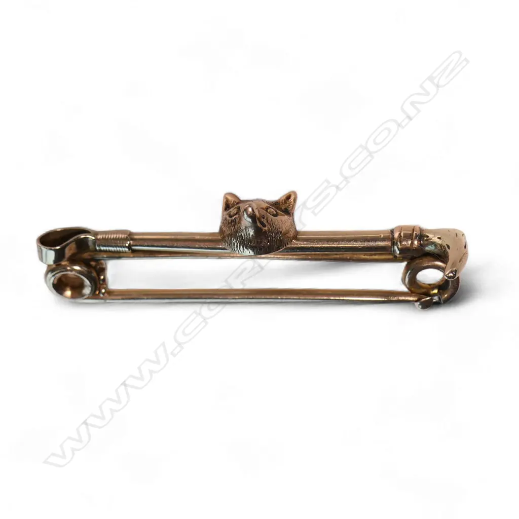 An early 20thC 9ct gold fox head and riding crop pin-bar brooch. 3.9gms Image 1++