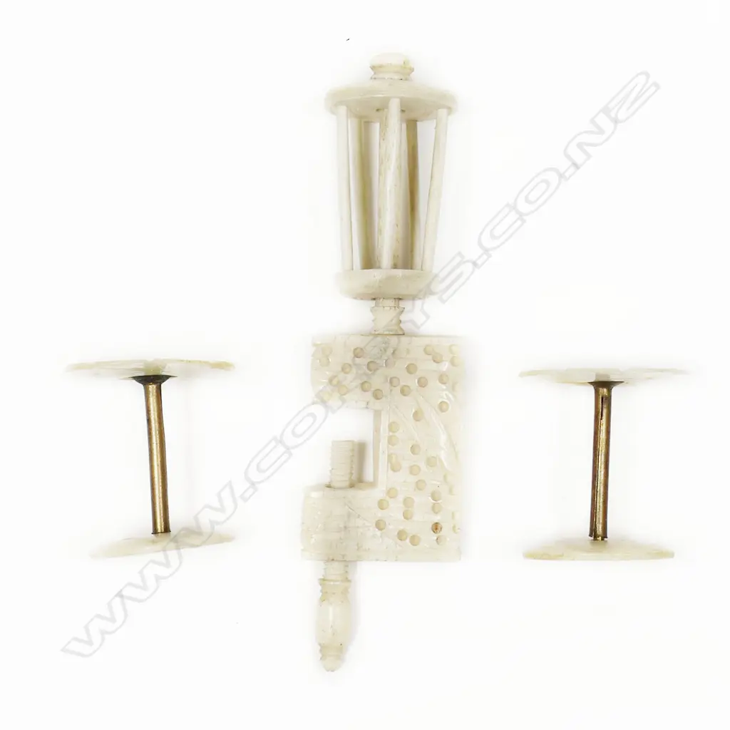 A Chinese carved ivory sewing clamp and two bone and mother of pearl bobbins, Image 1++