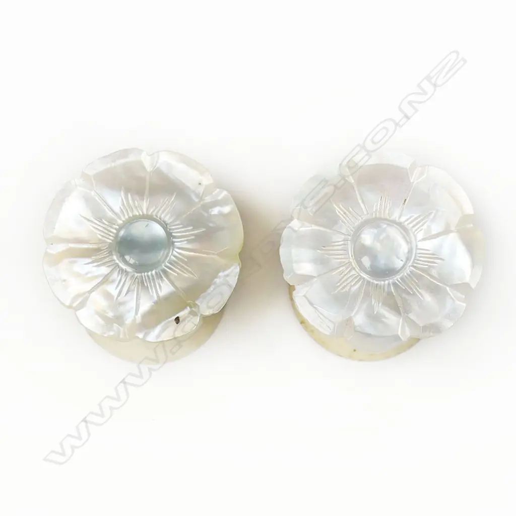 A Chinese carved ivory sewing clamp and two bone and mother of pearl bobbins, Image 1++