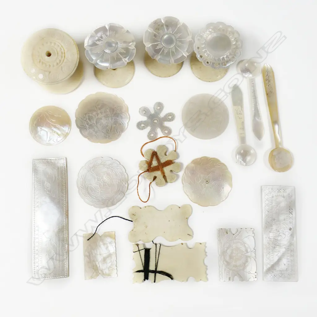 A selection of bone, ivory and mother of pearl thread winders, and four bobbins, Image 1++