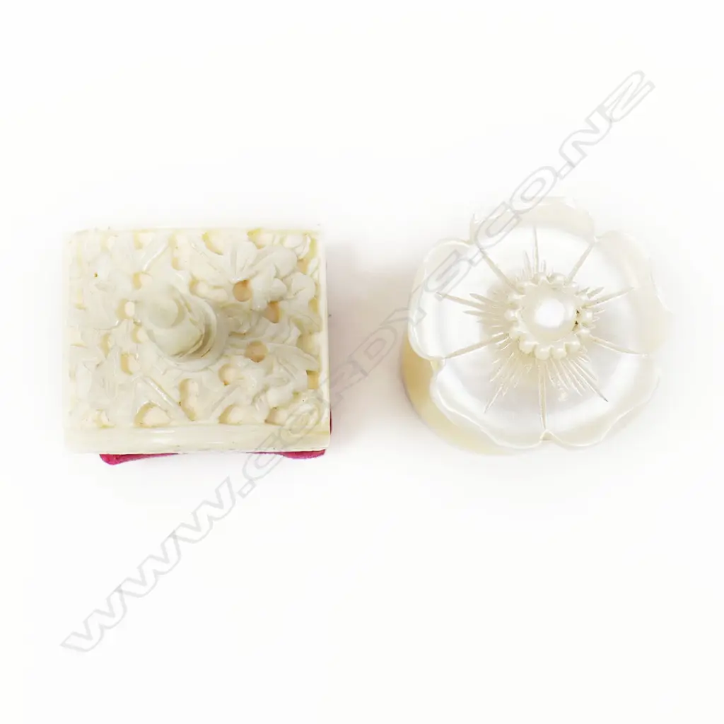 A Chinese carved ivory sewing clamp with pincushion and a bone bobbin with screw-off mother of pearl top, Image 1++