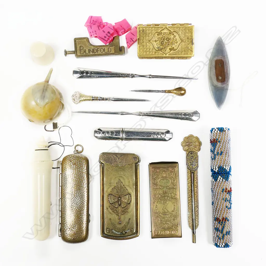 Assorted miscellaneous sewing implements Image 1++