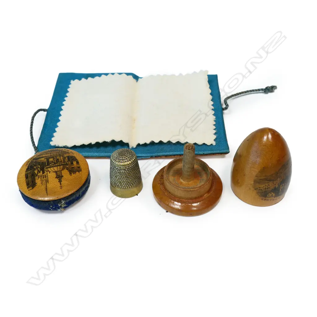 Three Mauchlin pieces, a needle book, a thimble case and a pincushion disc, Image 1++