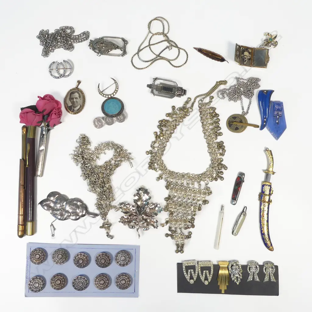 A box of miscellaneous costume jewellery, etc. Image 1++