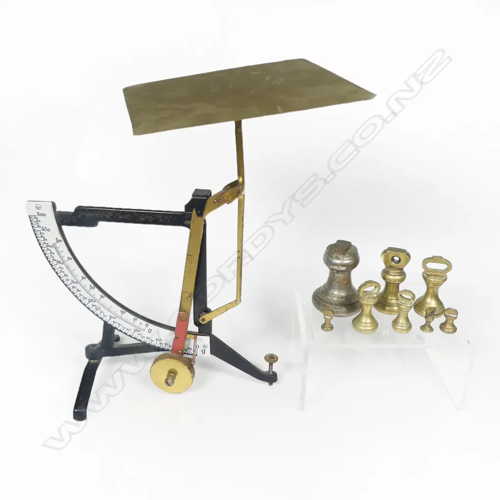A set of Dutch postal scales (not for trade) and a collection of assorted small bell weights. Image 1++
