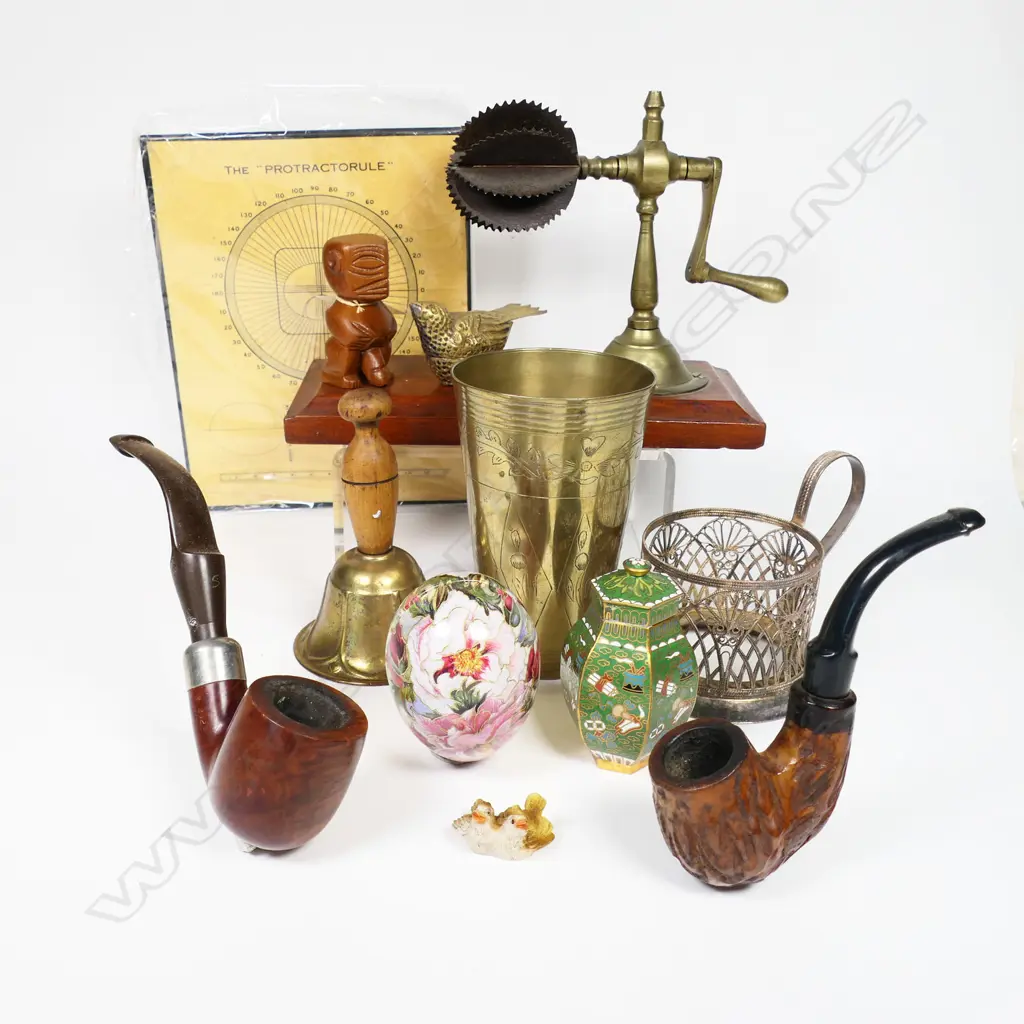 A selection of miscellaneous items, including a handle wound coconut grater. Image 1++