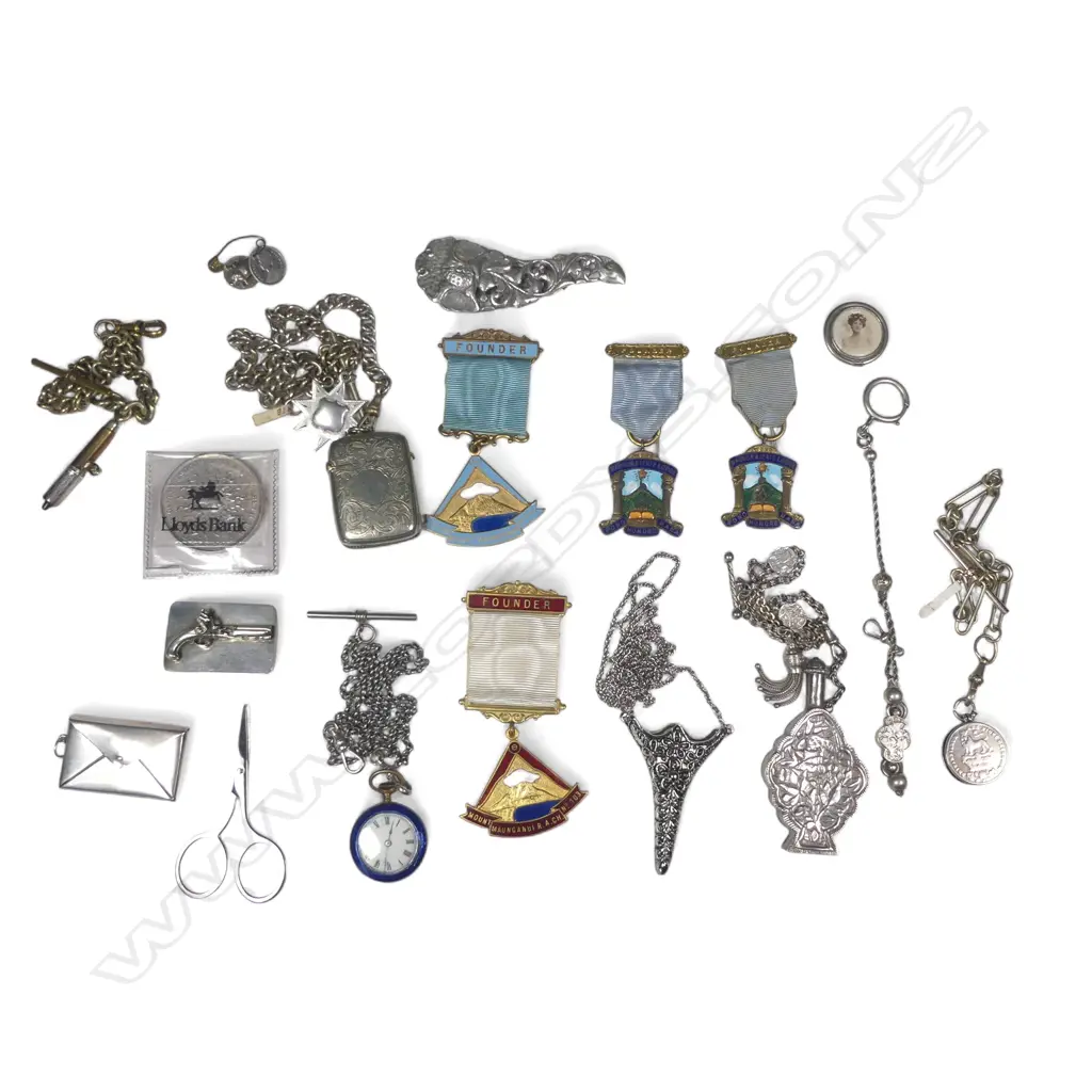 A box of small silver, silver plate and other curios; including a small 925 silver pill box with flintlock pistol to the lid, masonic jewels, etc Image 1++