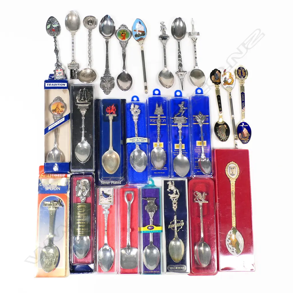 Box of souvenir spoons Image 1++
