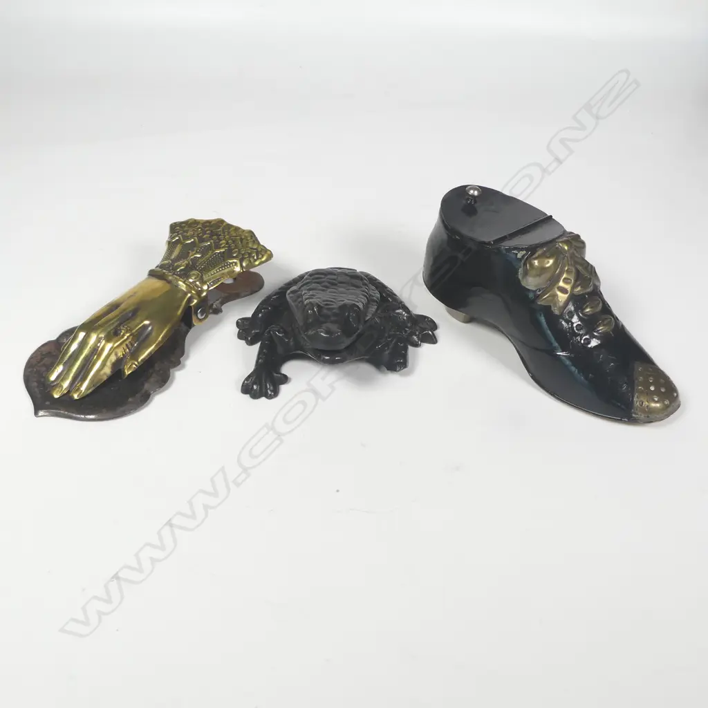 A cast iron frog table-top vesta, a Victorian brass hand paper clip and a black lacquered tin shoe vesta, Image 1++