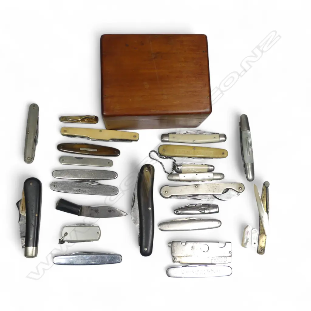 A wooden box containing approx 20 various pocket / pen knives. Image 1++