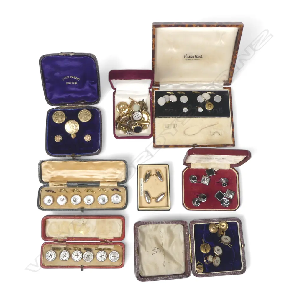 Boxed sets of waistcoat buttons, assorted cufflinks and studs, variously boxed, some incomplete. Image 1++