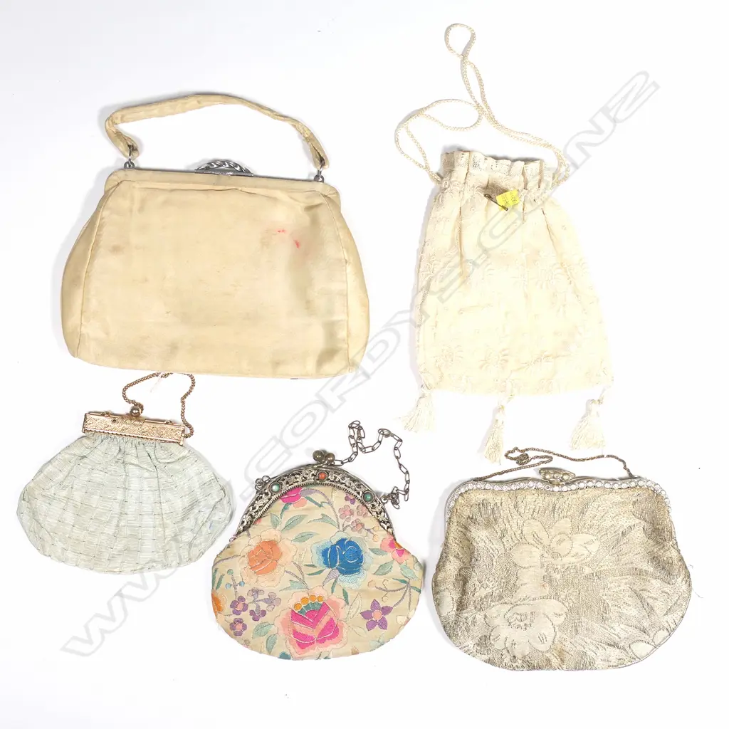 A selection of various handbags Image 1++