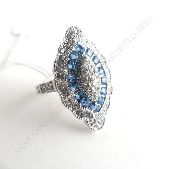 LARGE ART DECO STYLE FAUX SAPPHIRE AND PASTE RING IN SILVER COLOUR METAL