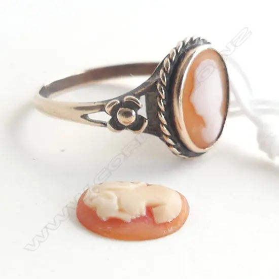 9CT GOLD RING WITH CAMEO + SPARE CAMEO PIECE FOR RING OR PENDANT ETC. 2.3GMS