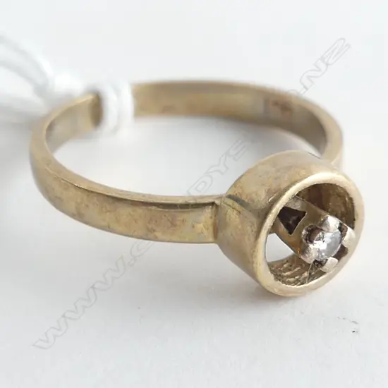 9CT & DIAMOND SOLITAIRE RING 2.57gms SIZE N