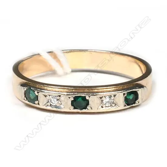 ESTATE 9CT YELLOW GOLD DIAMOND & \GREEN COLOURED STONES IN RING, 2.8gm