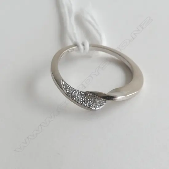 18CT WHITE GOLD PAVE DIAMOND BAND 2.8gm (MADE BY CARATS)