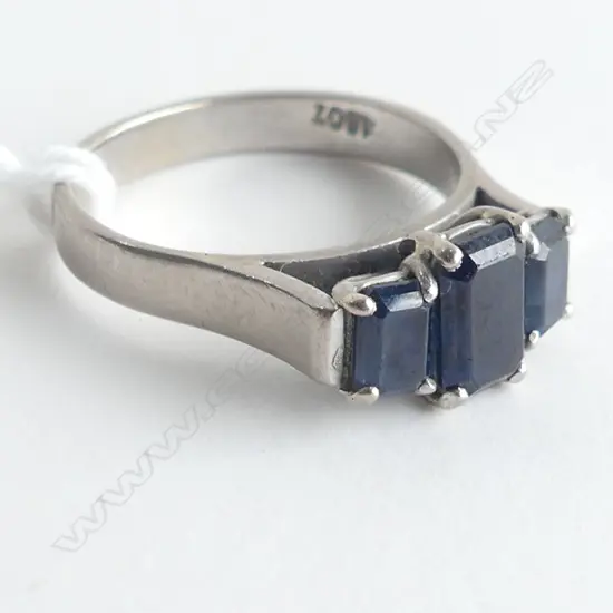 18CT WHITE GOLD & 3 STONE SAPPHIRE RING 4.6gms