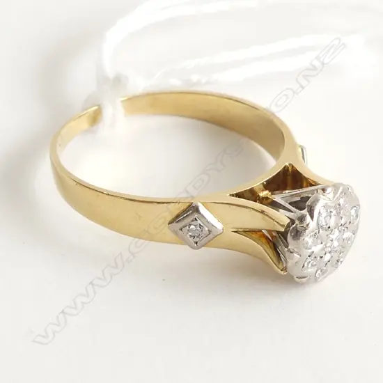 (64) 18CT WHITE GOLD & DIAMOND CLUSTER RING 3.8gm