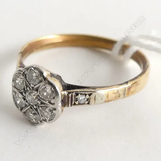 (57) 18CT GOLD ANTIQUE DIAMOND CLUSTER RING 2.4gm