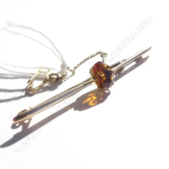 9CT EDW BAR BROOCH AMBER COLOURED STONE 3.15gms **RTV**