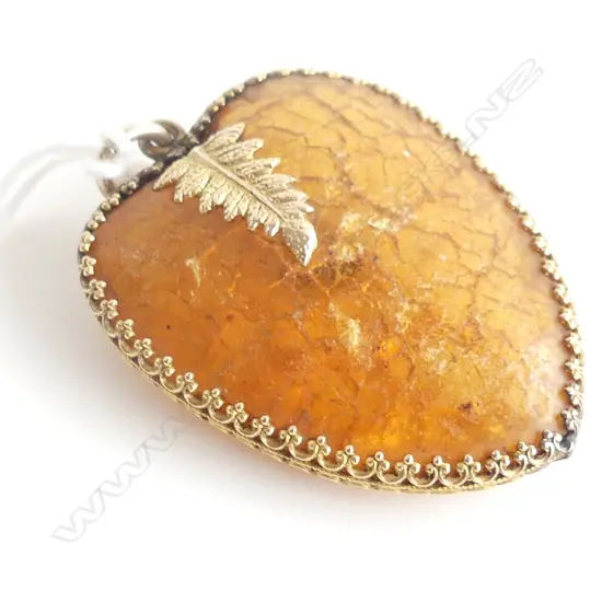 COLONIAL 9CT GOLD AND KAURI GUM HEART PENDANT