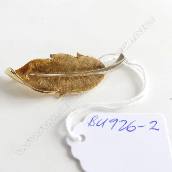 18K GOLD MODERNIST DESIGN LEAF BROOCH 8gms