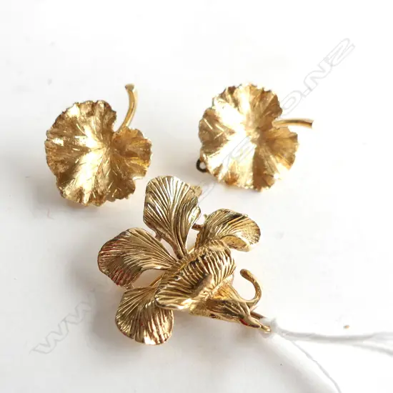 14K GOLD STYLISH LEAF JEWELLERY SUITE BROOCH & EARRINGS 16.75gms`
